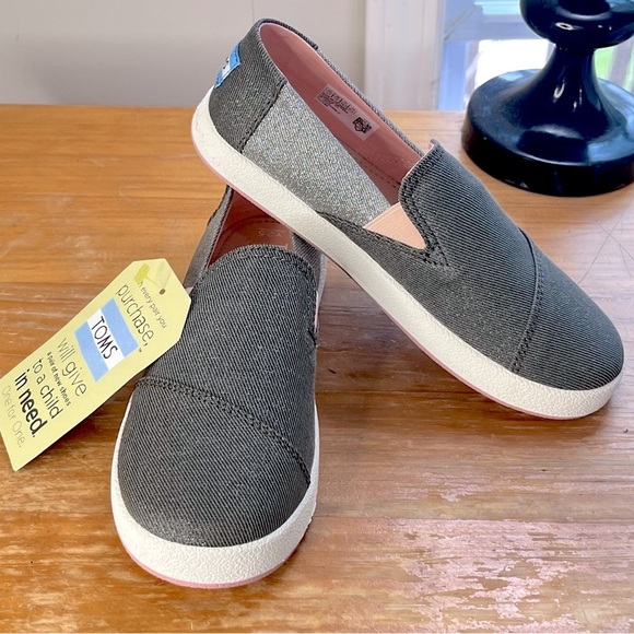 NWT TOMS Avalon Youth Slip On - Picture 1 of 14